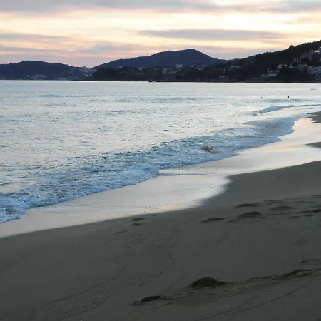 Panoramic View And Sandy Beach شقة *